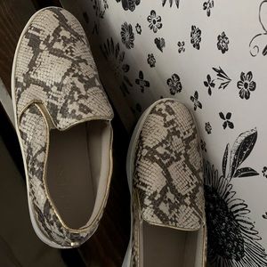 DEANDA Slip On Sneakers